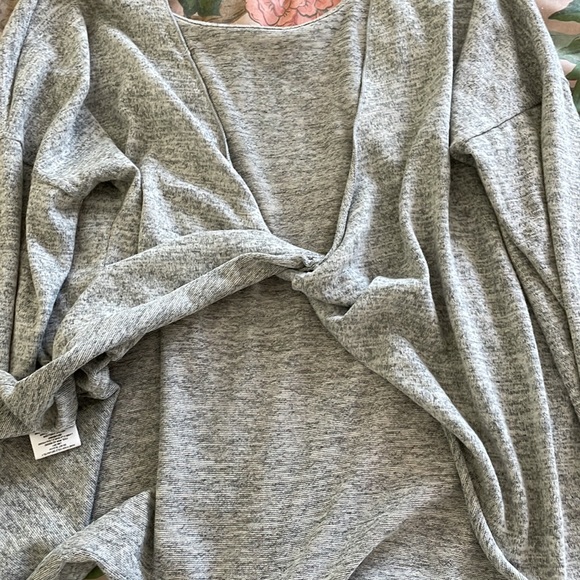 Gray sweater with open back - Picture 2 of 3